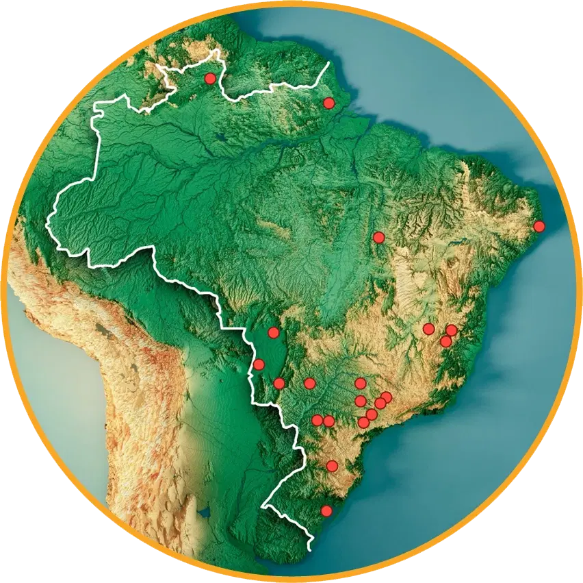 Mapa do Brasil com pontos vermelhos indicando coordenadas aproximadas de áreas com alta incidência de incêndios florestais monitoradas pela empresa umgrauemeio